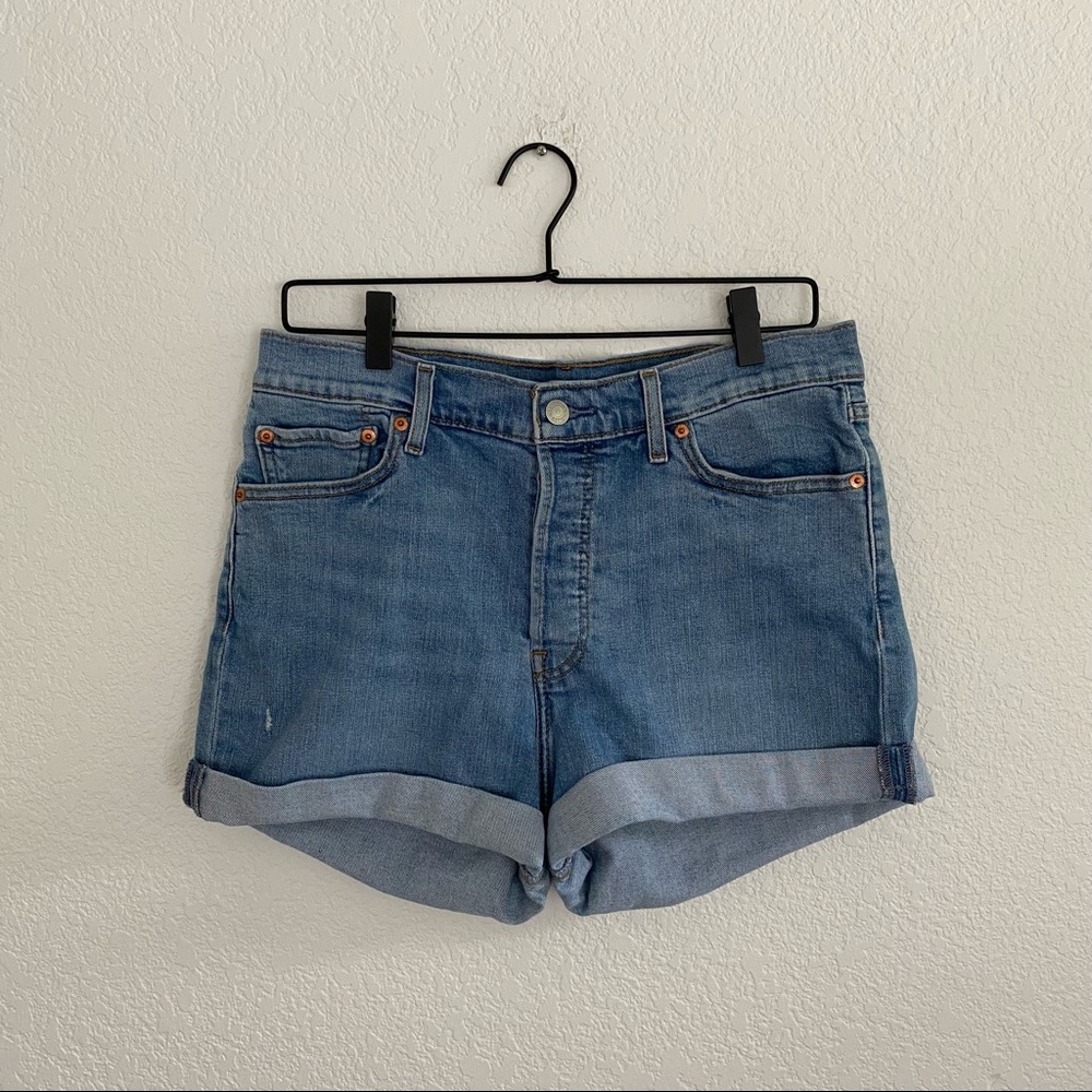 LEVI’S Women’s Size 32 Light Blue Wash “Wedgie Short” Cuffed Denim Short